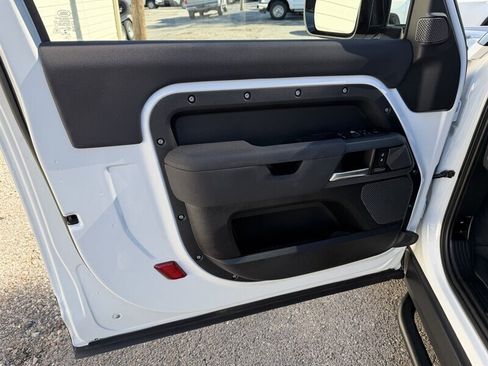 Used 2023 Land Rover Defender 90 X-Dynamic SE image 15