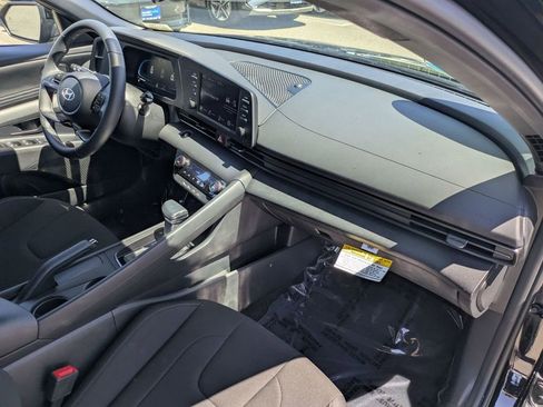 Certified 2025 Hyundai Elantra Sport image 31