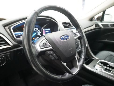 Used 2017 Ford Fusion SE w/ Fusion SE Technology Package FWD image 8