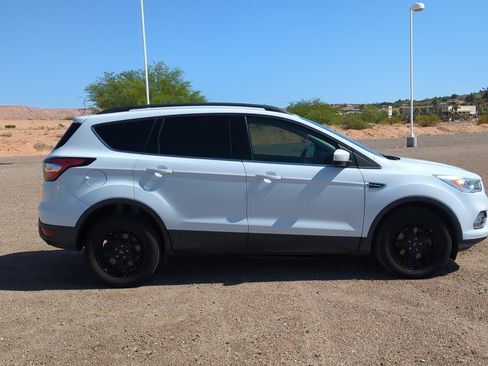 Used 2017 Ford Escape SE w/ Equipment Group 201A FWD image 2