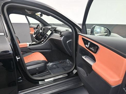 Used 2024 Mercedes-Benz GLC 300 4MATIC image 12