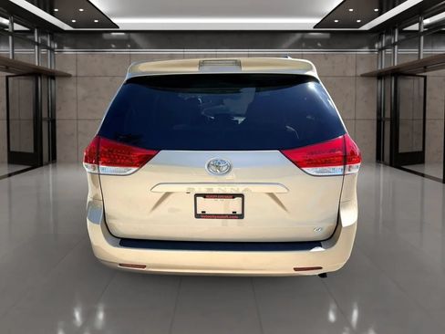 Used 2014 Toyota Sienna LE FWD image 4