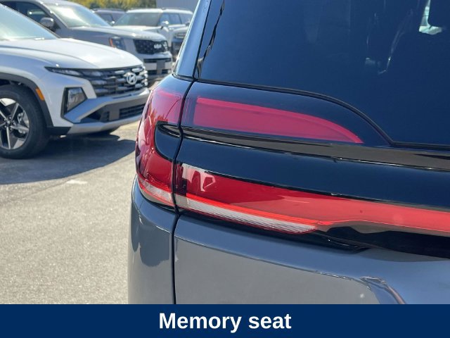 Used 2025 Chrysler Pacifica Limited FWD image 11