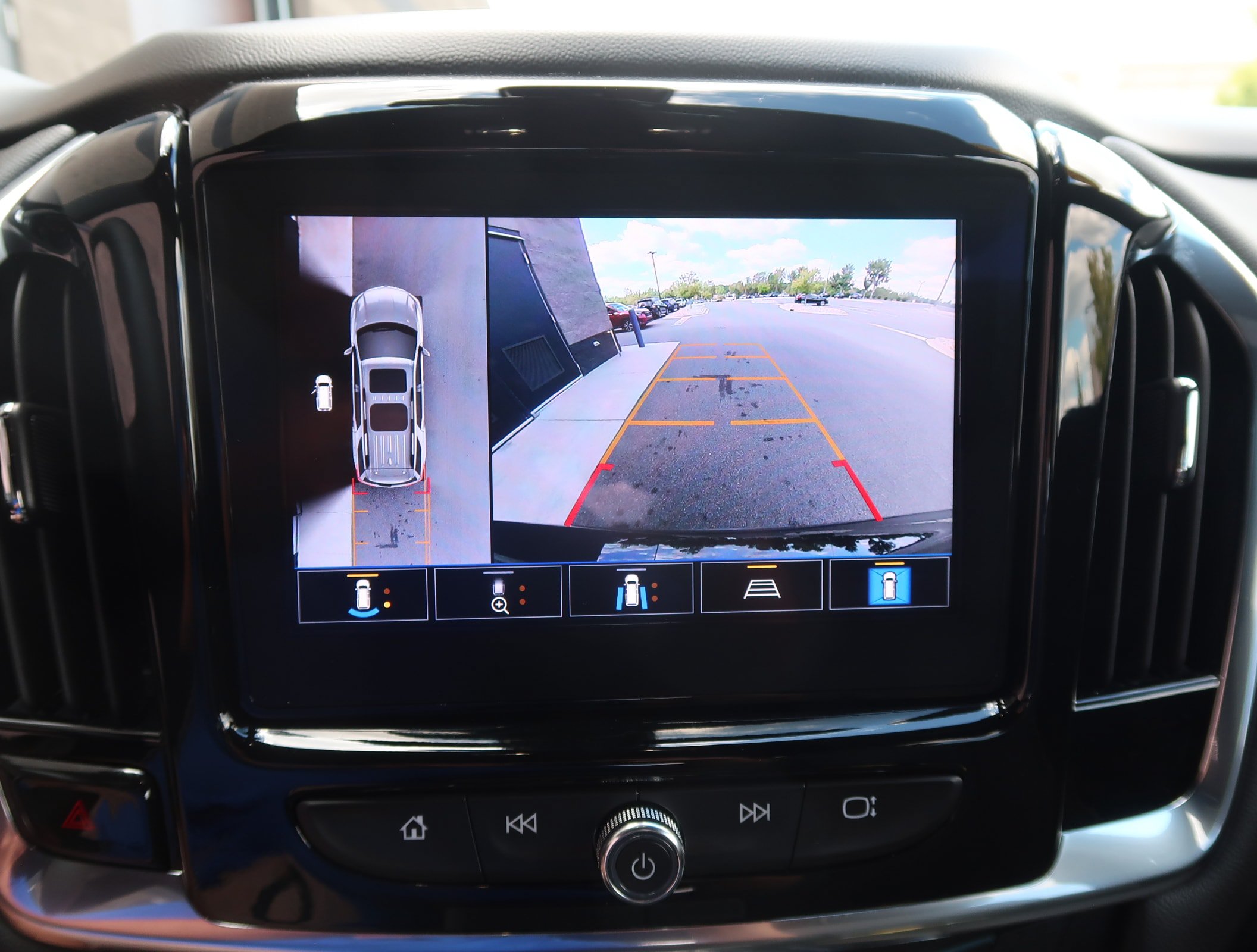 Used 2023 Chevrolet Traverse Premier w/ LPO, Cargo Package FWD image 29