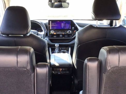 Used 2023 Toyota Highlander Limited image 10