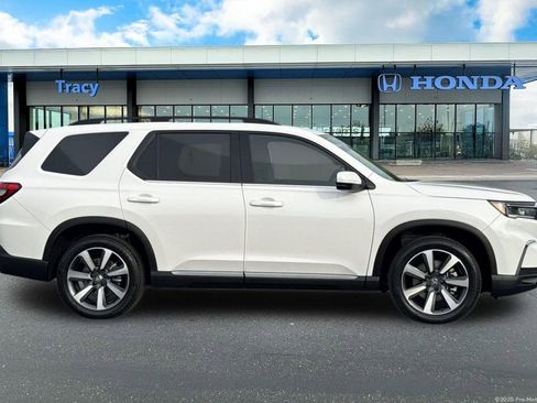 Certified 2025 Honda Pilot Touring image 4