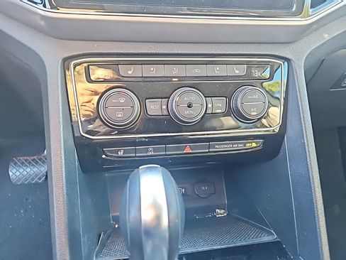 Used 2019 Volkswagen Atlas SEL Premium image 16