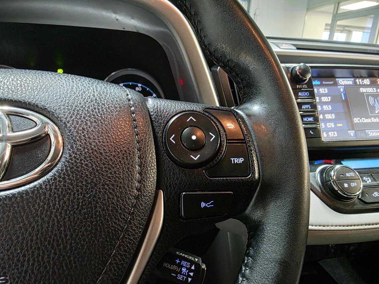 Used 2018 Toyota RAV4 XLE AWD/4WD image 30