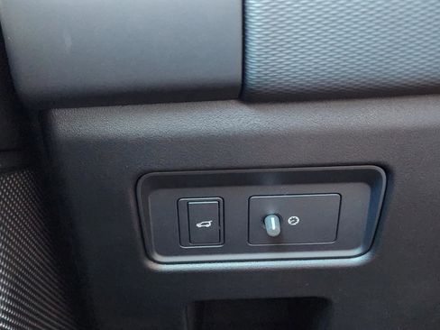 New 2025 Land Rover Discovery Dynamic SE image 17