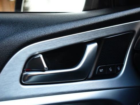 Used 2019 Genesis G70 2.0T Advanced w/ Sport Package image 17