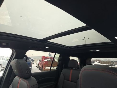 Used 2025 Chevrolet Traverse RS image 21