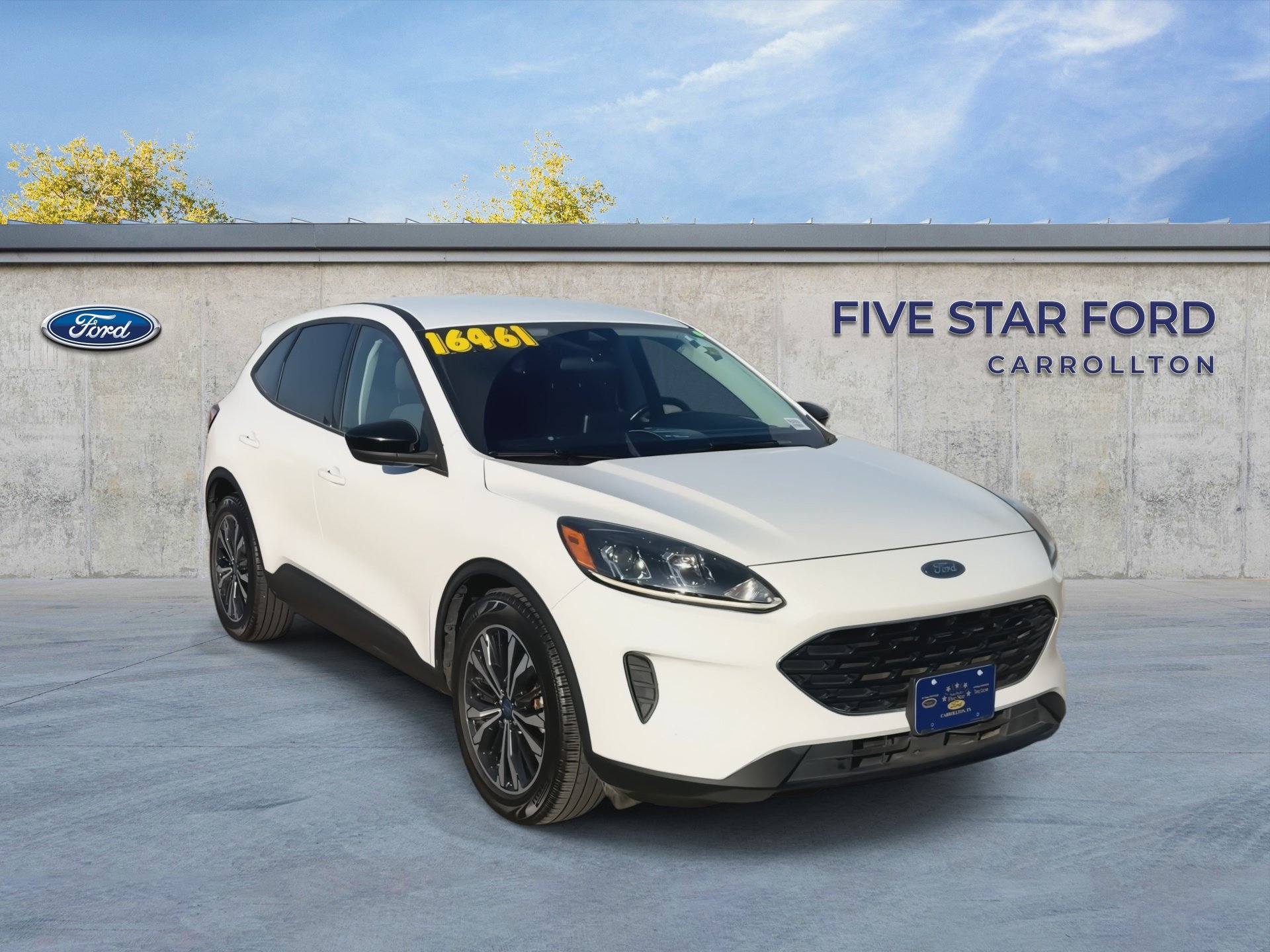 Used 2022 Ford Escape SE w/ SE Sport Appearance Package FWD image 2
