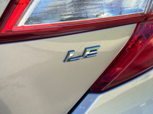 Used 2014 Toyota Camry LE FWD image 11