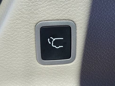 Certified 2022 Chrysler Voyager LX image 20