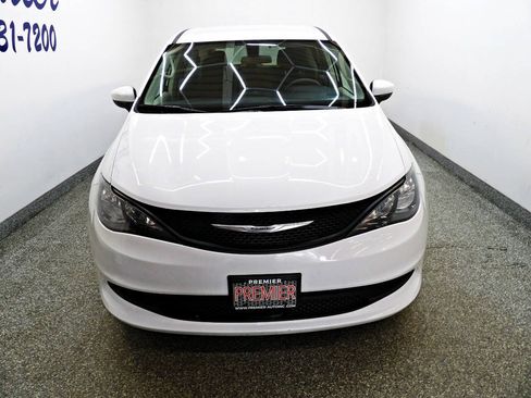 Used 2021 Chrysler Voyager LX FWD image 2