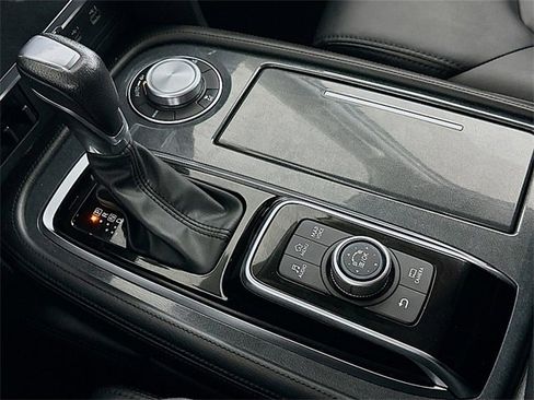 Used 2024 Nissan Armada SV image 21