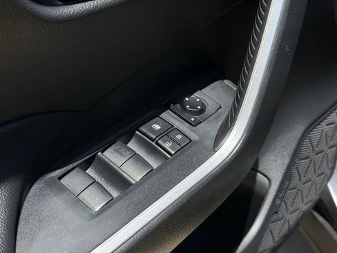 Used 2019 Toyota RAV4 LE FWD image 7