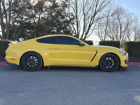 Used 2018 Ford Mustang Shelby GT350 image 2