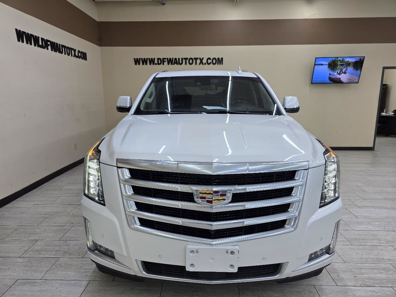 Used 2019 Cadillac Escalade Premium Luxury AWD/4WD image 3
