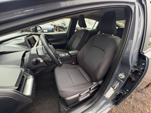 Used 2025 Toyota Prius LE FWD image 34