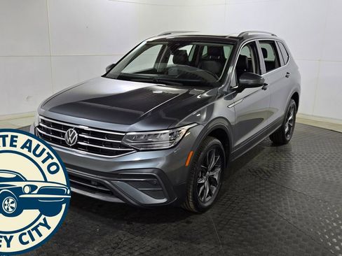 Used 2022 Volkswagen Tiguan SE w/ Panoramic Sunroof Package AWD/4WD image 3
