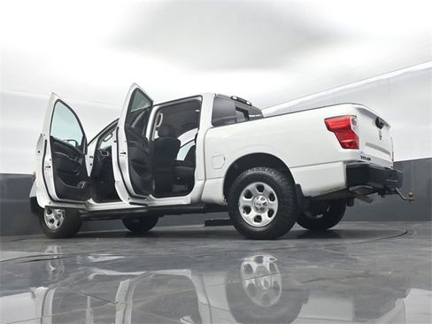 Used 2018 Nissan Titan S image 71
