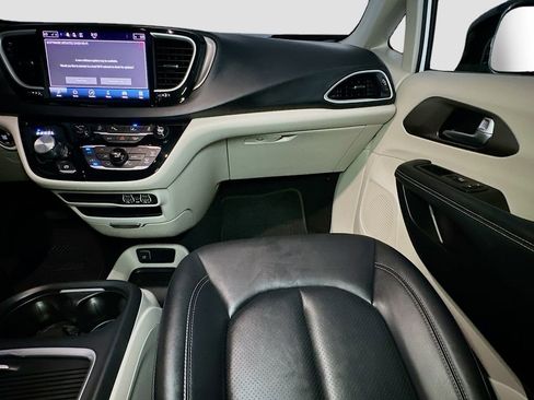 Certified 2024 Chrysler Pacifica Touring-L FWD image 29