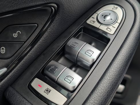 Used 2018 Mercedes-Benz GLC 300 4MATIC image 34