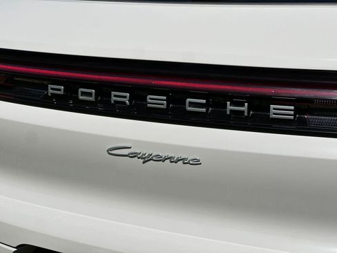 Certified 2025 Porsche Cayenne AWD/4WD image 32