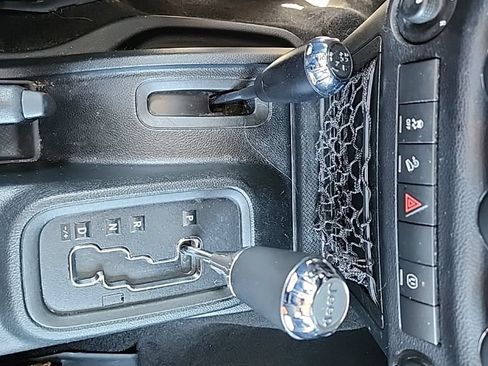 Used 2018 Jeep Wrangler Unlimited Sahara w/ Connectivity Group AWD/4WD image 17