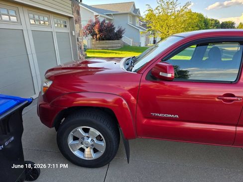 Used 2015 Toyota Tacoma 4x4 Double Cab w/ TRD Sport Package image 2