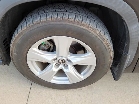 Used 2021 Toyota Highlander LE AWD/4WD image 2