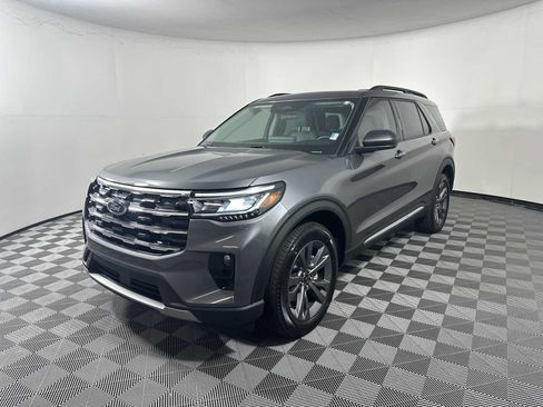 Used 2025 Ford Explorer Active w/ Active Comfort Package AWD/4WD image 3