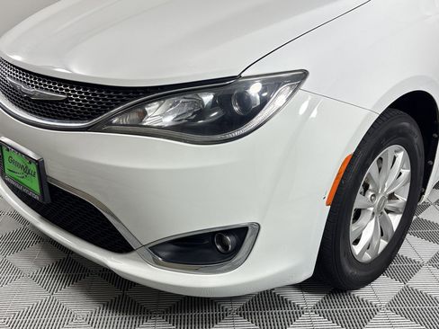 Used 2018 Chrysler Pacifica Touring-L image 11