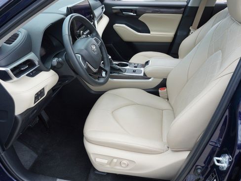 Used 2024 Toyota Highlander Platinum FWD image 13