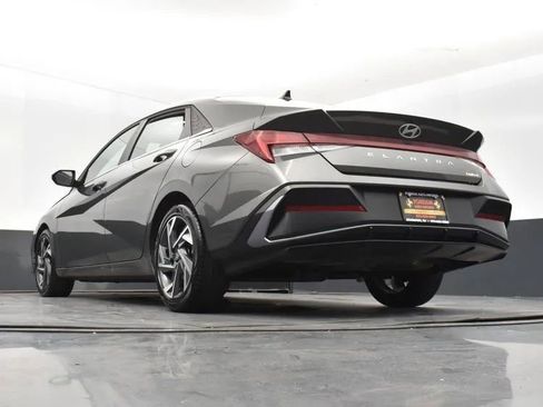 Used 2025 Hyundai Elantra Limited image 12