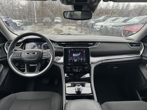 Used 2023 Jeep Grand Cherokee Laredo image 9