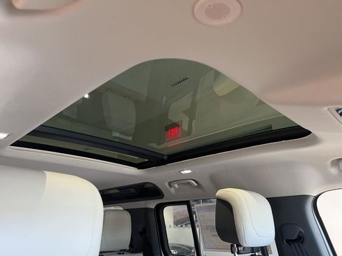 New 2024 Land Rover Defender 110 SE image 32