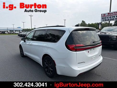 Used 2025 Chrysler Pacifica Limited FWD image 5