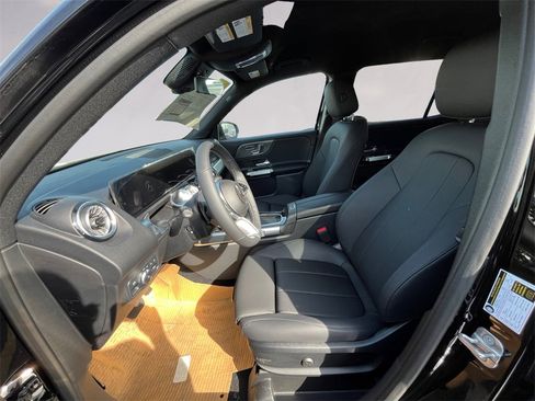 New 2025 Mercedes-Benz GLB 250 4MATIC image 6