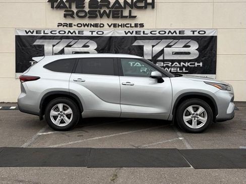 Used 2024 Toyota Highlander LE AWD/4WD image 5