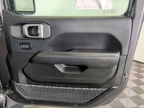Used 2018 Jeep Wrangler Unlimited Sahara AWD/4WD image 33