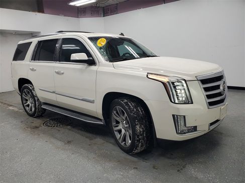 Used 2015 Cadillac Escalade Luxury image 2