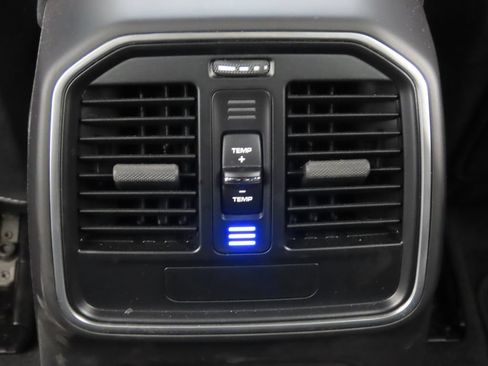 Certified 2025 Porsche Macan AWD/4WD image 33