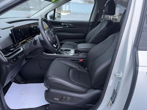 Used 2025 Kia Carnival SX w/ SX Dark Edition Package image 12