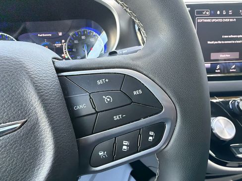 Used 2024 Chrysler Pacifica Touring-L FWD image 23