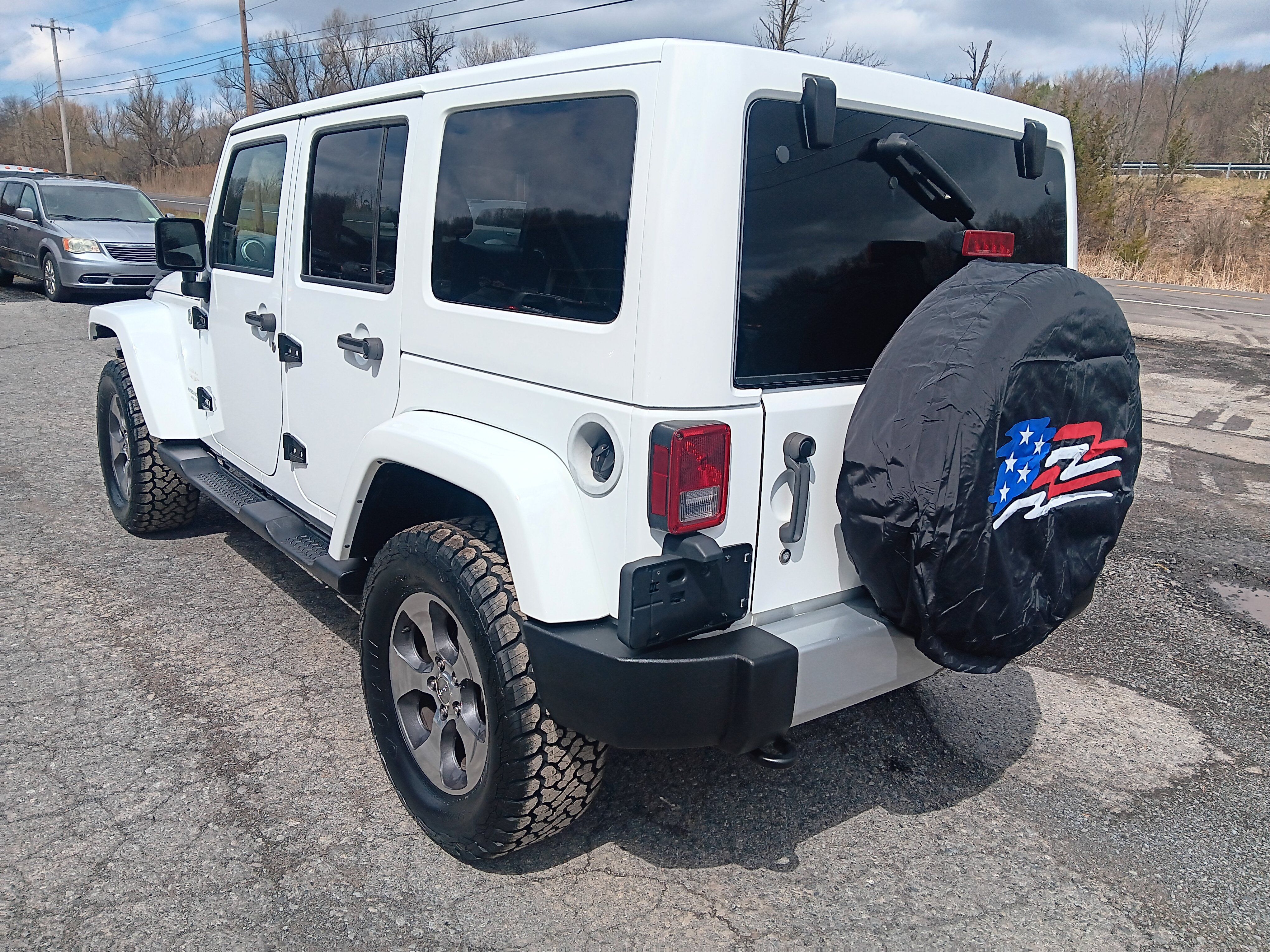 Used 2015 Jeep Wrangler Unlimited Sahara w/ Connectivity Group AWD/4WD image 3