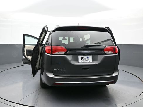 Used 2017 Chrysler Pacifica Touring-L image 47