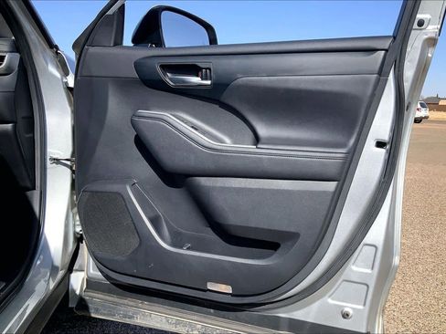 Used 2023 Toyota Highlander XLE image 23