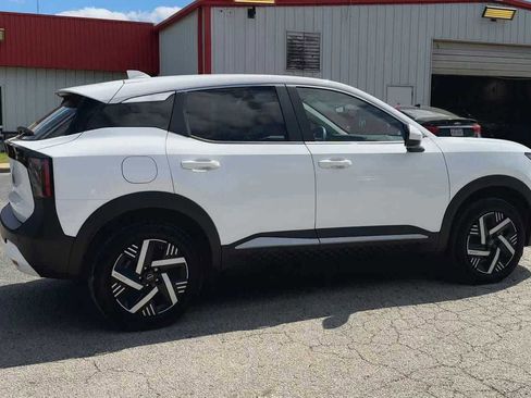 Used 2025 Nissan Kicks SV image 8